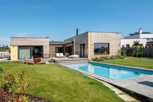 Moderní a funkční dřevostavba propojená se zahradou