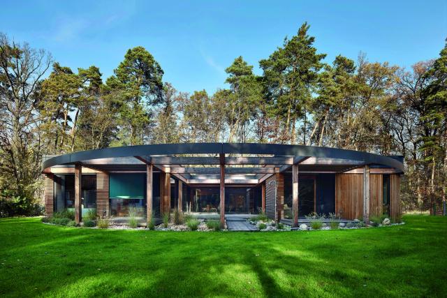 Kruh se uzavřel pod borovicemi