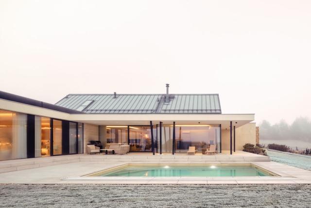 Moderní skandinávský bungalov otevřený do krajiny