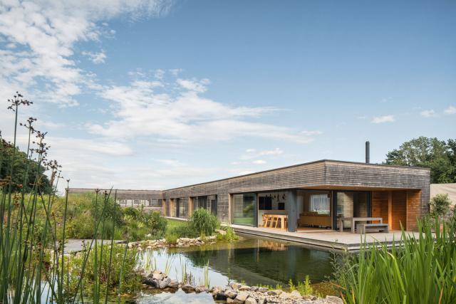 Dřevěný bungalov u jezírka