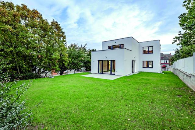 Vila ve svahu proměnila složitý pozemek ve výhodu