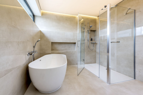 Koupelny se vyznačují zcela minimalistickým designem. Veškeré technologie jsou zde skryté, stejně jako v celém domě. Osvětlení zajišťují svítící stropní fólie Barisol