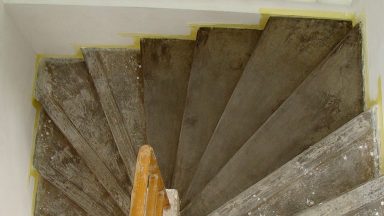 Rekonstrukce vily Tonička – 8. díl: Renovace schodiště, betonování podlah a první vápenné bílení