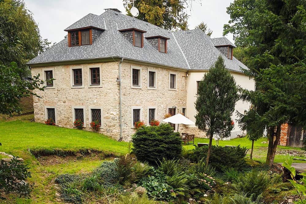 Vikýř obloukového tvaru na historické střeše