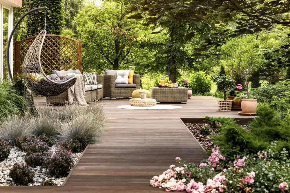 dřevěná terasa se zahradním nábytkem