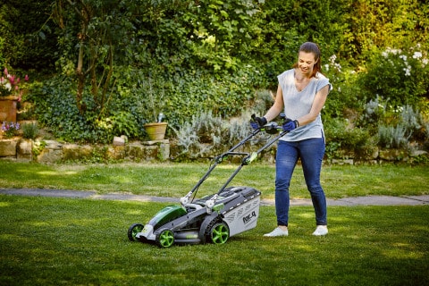 Aku sekačka na trávu for_q FQ-ARM 4038 Basic, pro středně velké zahrady, cena bez baterie a nabíječky 5 890 Kč (HORNBACH)