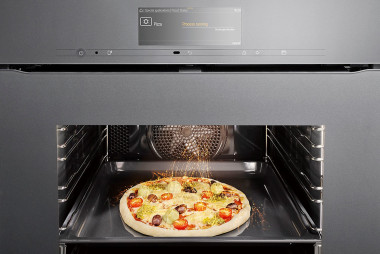 Pomocí speciální aplikace Smart Browning Control pro pečení oblíbeného italského pokrmu kamera na základě zhnědnutí těsta rozpozná, kdy je pizza hotová (MIELE)