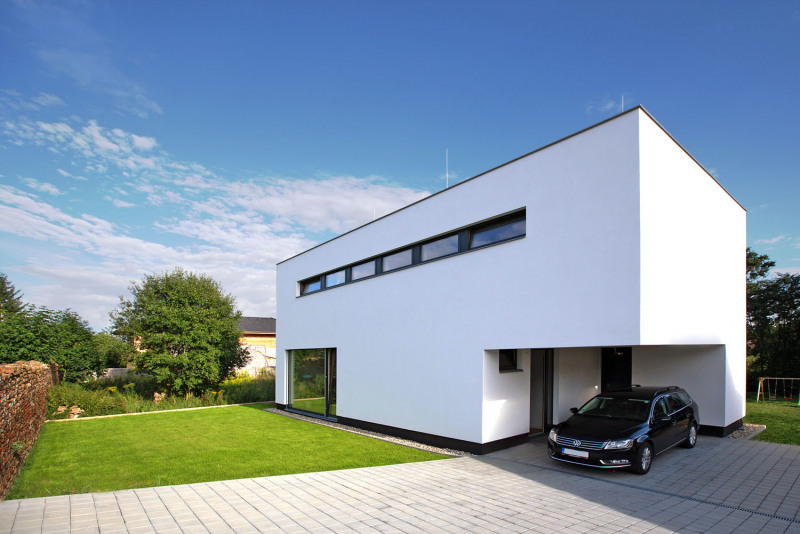 Vstupní průčelí prvního domu je charakteristické konzolou a dlouhým horizontálním oknem v patře