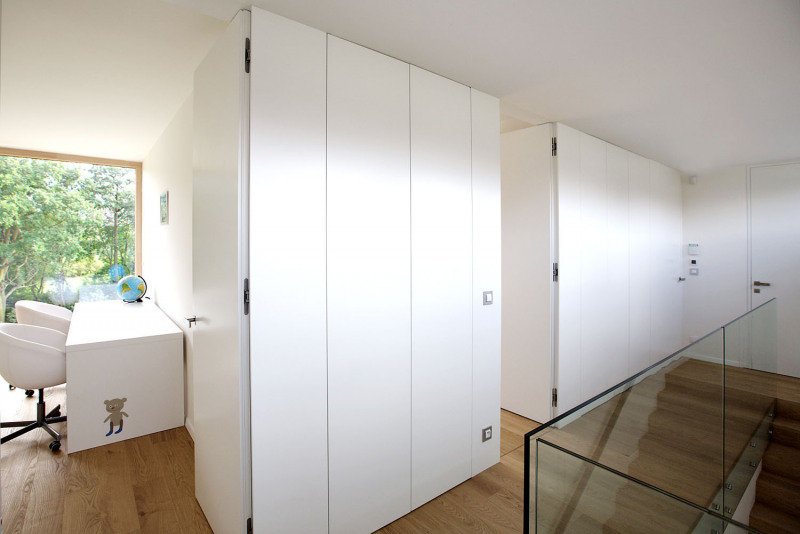 Patro s ložnicemi a dvěma koupelnami ze severu přisvětluje horní pásové okno, které zachovává soukromí