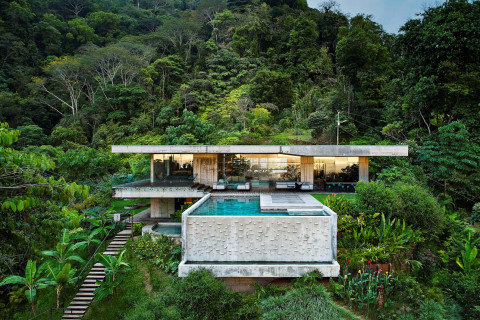 Resort Art Villas dokonale kloubí výhody divoké džungle s vymoženostmi civilizace 21. století. Moderní, sofistikovaně zařízené budovy jsou obklopené bujnou vegetací