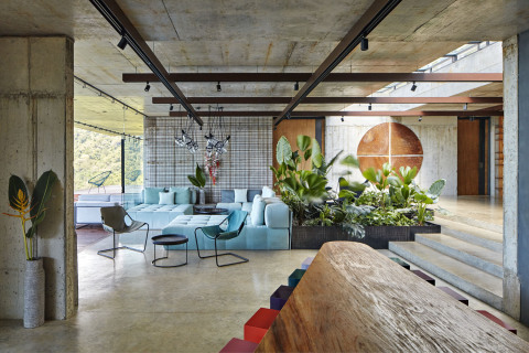 Architektka Dagmar Štěpánová využila kreativity jihoamerických designérů a vybavila prostory sedacím nábytkem z jejich dílen. Základ je ale navržený architektkou na míru a vyrobený částečně v místních dílnách a částečně dovezený z ČR