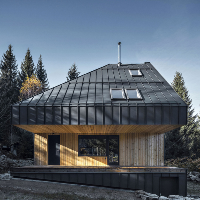 Horskou chatu stavěl Ing. arch. David Zámečník se záměrem celoročního bydlení pro čtyřčlennou rodinu