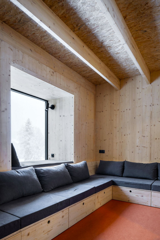 Místnost pro společné setkávání nabízí dostatek prostoru i pro širší rodinu