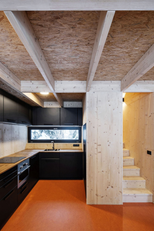 Otevřený kuchyňský kout působí velmi kompaktně a účelně