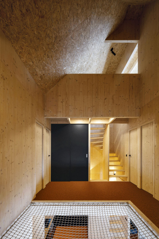 Pohled na střední část domu ukazuje na důmyslně řešené koncepce prostorového propojení domu