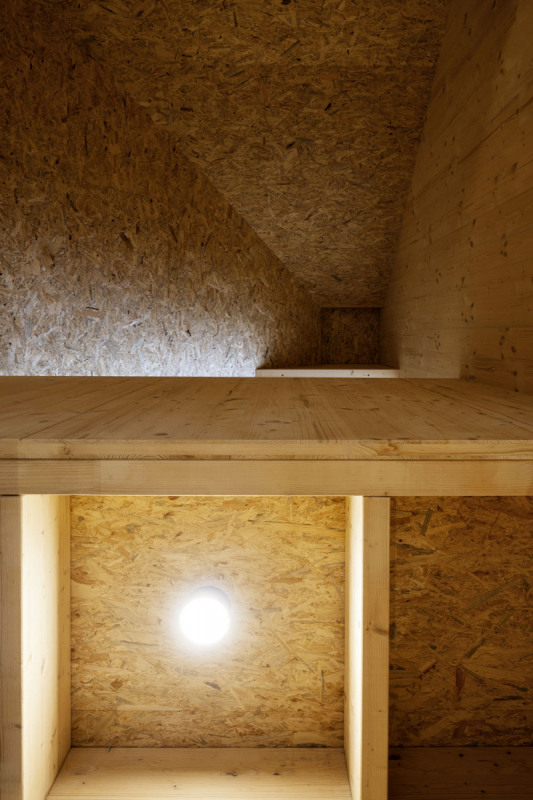 Pohled ze středního prostoru v patře – z okraje sítě, směrem do vrcholu domu