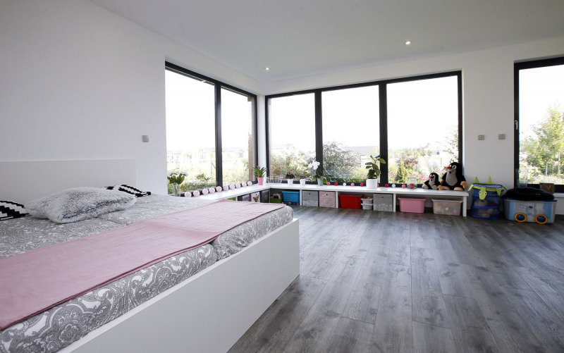 Okna v herně mají parapet vysoký pouhých 45 cm. Díky tomu je krásně vidět do zahrady a dá se odsud dokonce i vylézt ven!