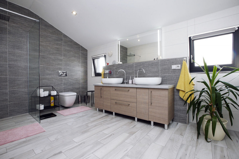 Dřevostavba v kovových tónech