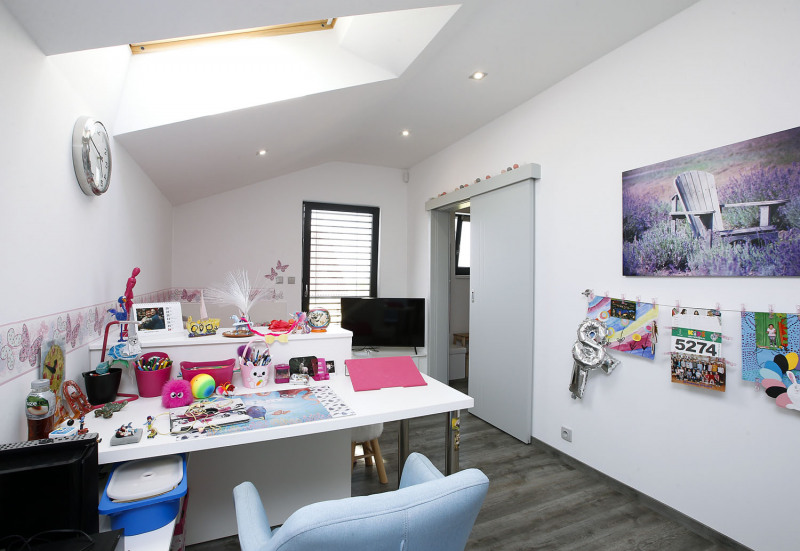 Sedlová střecha má sklon jen 22°, takže pokoje v podkroví prakticky nejsou omezeny šikmými podhledy a střešní okna dávají hodně světla