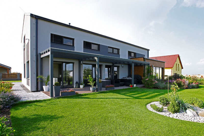 Jde o realizaci typového domu Caracas z nabídky architektonického studia Ateliér Gebas. Stavba je orientována tak, aby obě obytná podlaží směřovala do zahrady