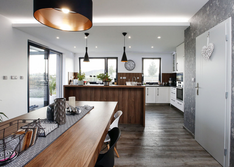 Interiér byl vybaven na míru podle návrhů architekta Gebase. Je založen na kombinaci neutrální šedé a bílé s přírodním dřevem. Podlahu tvoří vinyl v kouřovém odstínu, na nábytku byla použita ořechová dýha