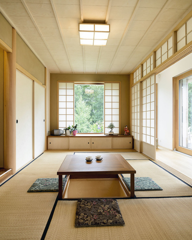 Podlahy jsou převážně masivní dřevěné, v japonské místnosti jsou tradiční rohože „tatami“ a papírové posuvné stěny „šodži“, kterými je možné místnost propojit nebo oddělit