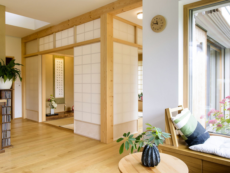 Hlavní obytný prostor doplňuje autentická „japonská“ místnost v tradičním stylu, avšak zhotovená převážně z českých materiálů českými řemeslníky