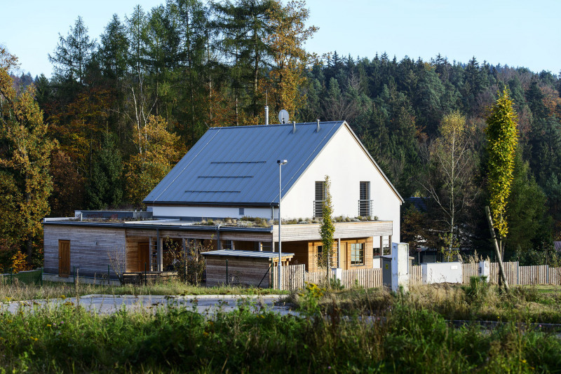 Hlavní vstup je umístěn na západní straně domu a proti povětrnostním vlivům je chráněn praktickým přístřeškem, na který bezprostředně navazuje kryté stání pro auto