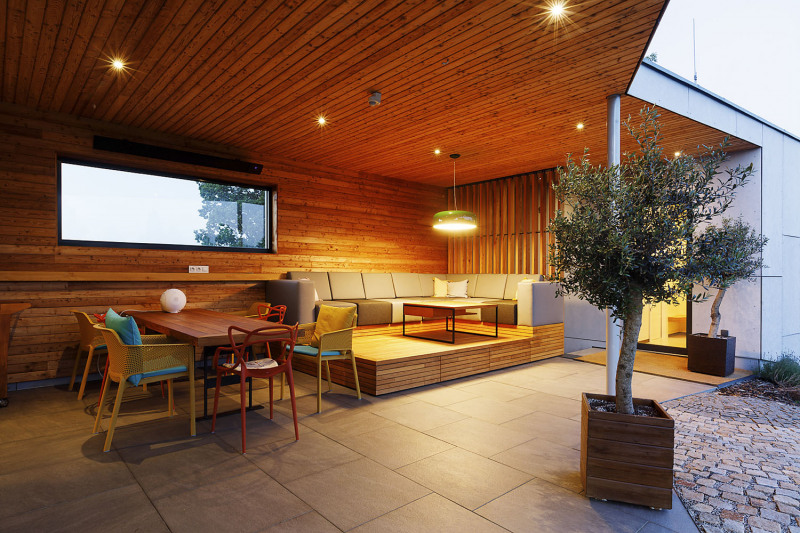 Majitel domu si velmi pochvaluje zastřešenou terasu chráněnou před sluncem, kterou využívá v letních měsících i k práci