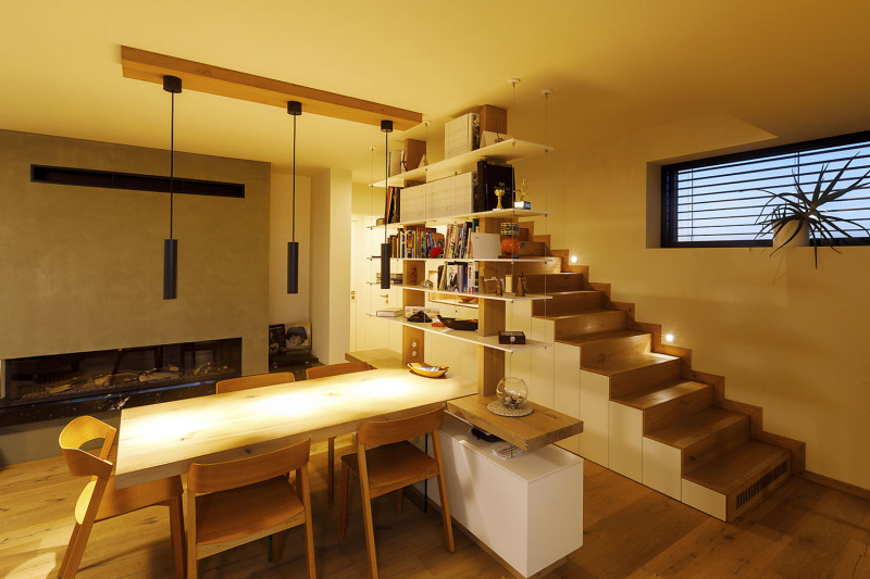 Obývací pokoj s jídelnou a kuchyní se nachází v soukromé části domu, odtud se dostanete po interiérovém schodišti do patra