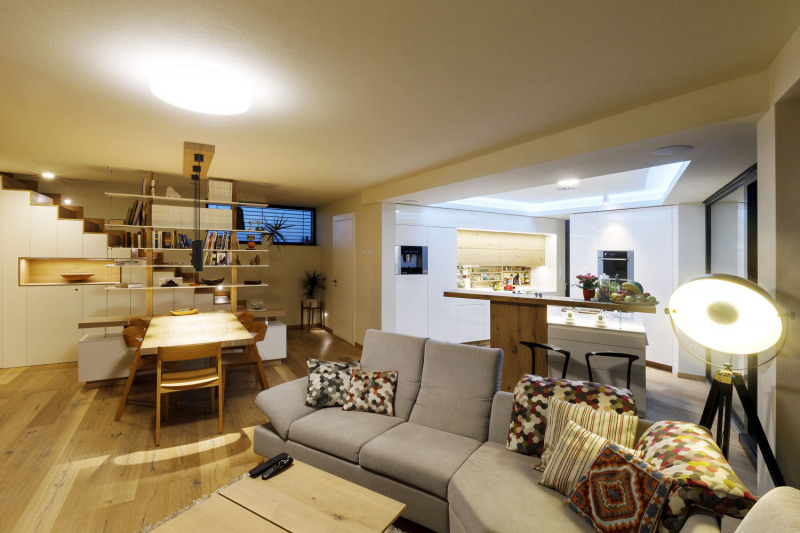 Dům je vytápěn tepelným čerpadlem s vrtem a podlahovým vytápěním. Rekuperace zlepšuje vnitřní mikroklima a pocitově se vyšší letní teploty zdají přijatelnější i bez klimatizace, kterou v domě nahrazuje podlahové chlazení