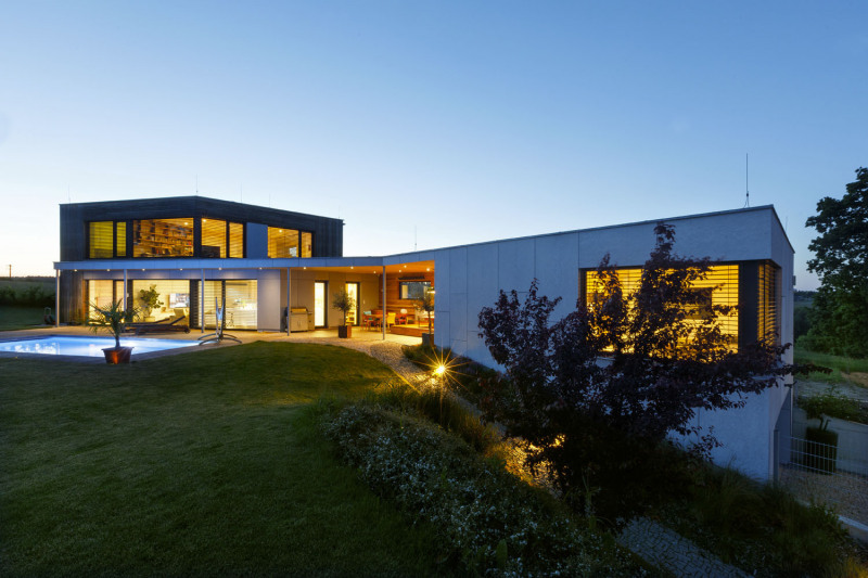 Dům je průnikem všech požadavků investora – je nízkoenergetický, jednoduchý, s dokonalou dispozicí, bezúdržbový, s výhledy na malebnou starou zástavbu obce s kostelíkem