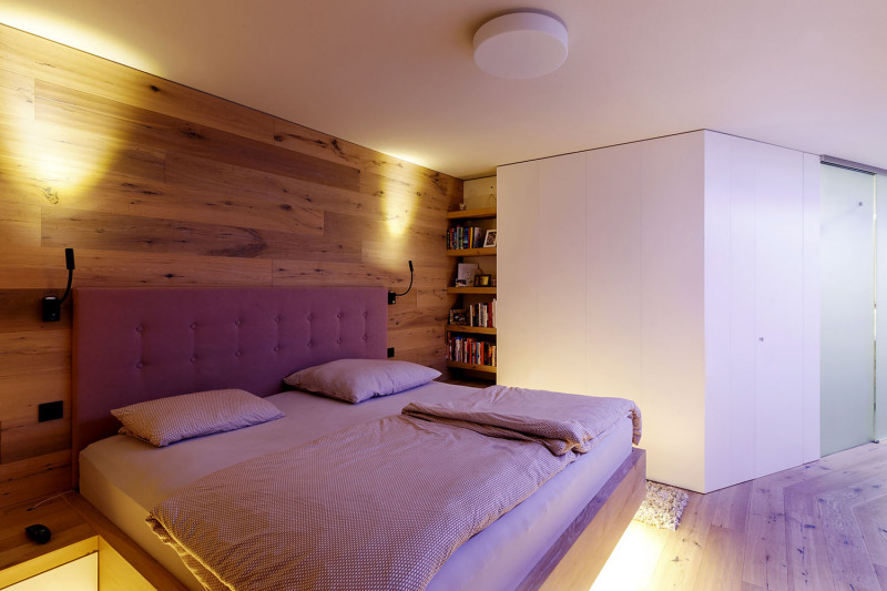 Za obývacím pokojem je vstup do chodby, kde je WC, technická místnost a ložnice rodičů s koupelnou a šatnou. Ložnice, obývák a kuchyň jsou orientovány do zahrady