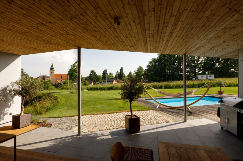 Dům je průnikem všech požadavků investora – je nízkoenergetický, jednoduchý, s dokonalou dispozicí, bezúdržbový, s výhledy na malebnou starou zástavbu obce s kostelíkem