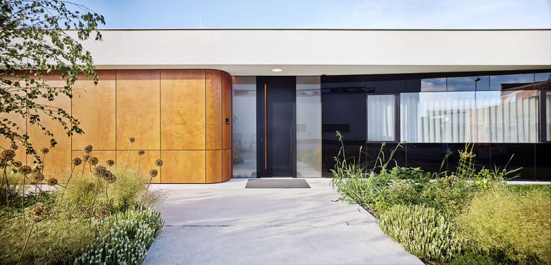 Pohled na hlavní vstup do domu neposkytuje sebemenší náznak jeho vnitřní otevřenosti a dynamiky