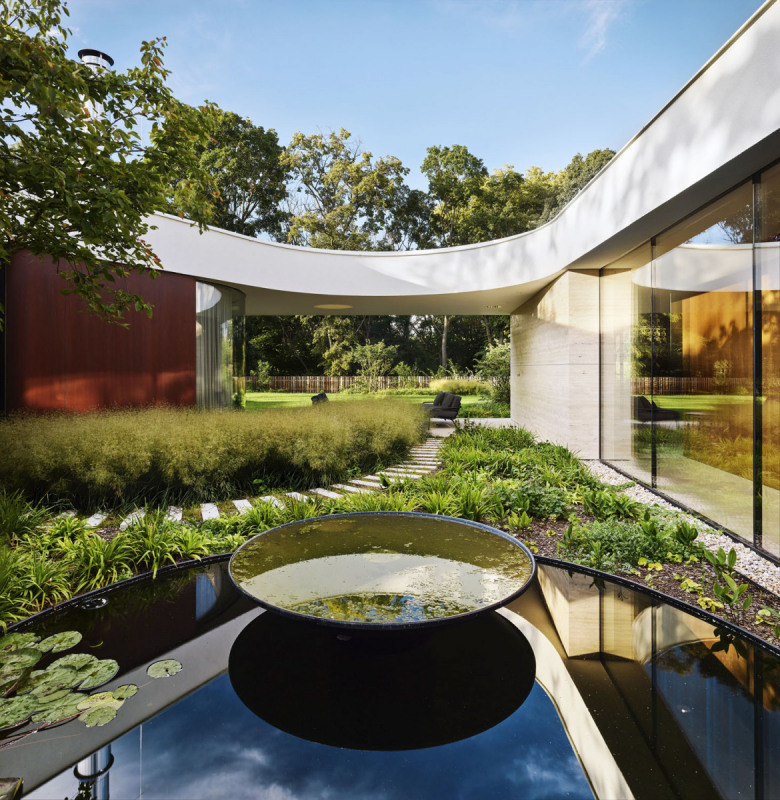 Atrium je koncipováno jako intimní klidový venkovní prostor s otevřeným průchodem a průhledem až k lesu za plotem. Tam je přes atrium vidět ze všech částí domu