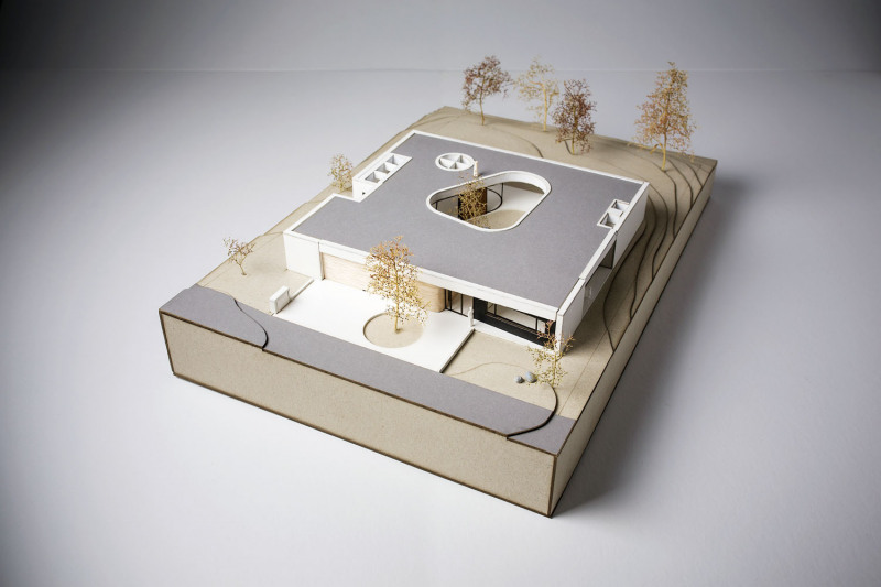 Architektonická kompozice domu může být z pohledu zvenčí pro laika obtížně uchopitelná. Přehledně ji znázorňuje model