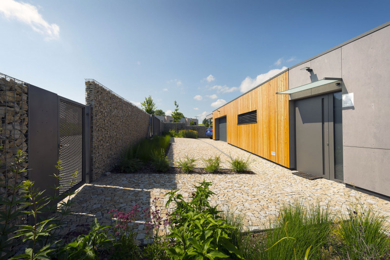 Vstupní dveře jsou dílem firmy DAFE-PLAST, konkrétně ADS 90. SI SimplySmart Design Edition v práškové barvě v metalickém strukturovaném provedení a 5bodovým elektromotorickým samozamykacím zámkem a nerezovou čtečkou otisku prstů