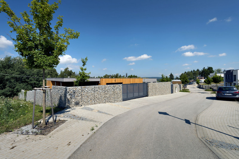 Rodinný dům situovaný v Kraji Vysočina je moderní stavbou, ve které je všechno přizpůsobeno pohodlí a komfortu rodiny