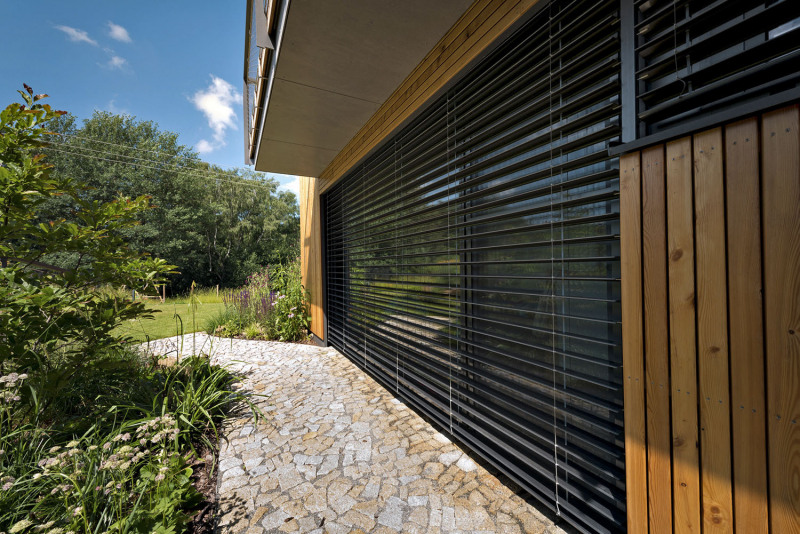 Zastínění pomocí žaluzií od firmy Hella je plně automatické. Systém reaguje na množství slunečního svitu a pomáhá regulovat teplotu uvnitř