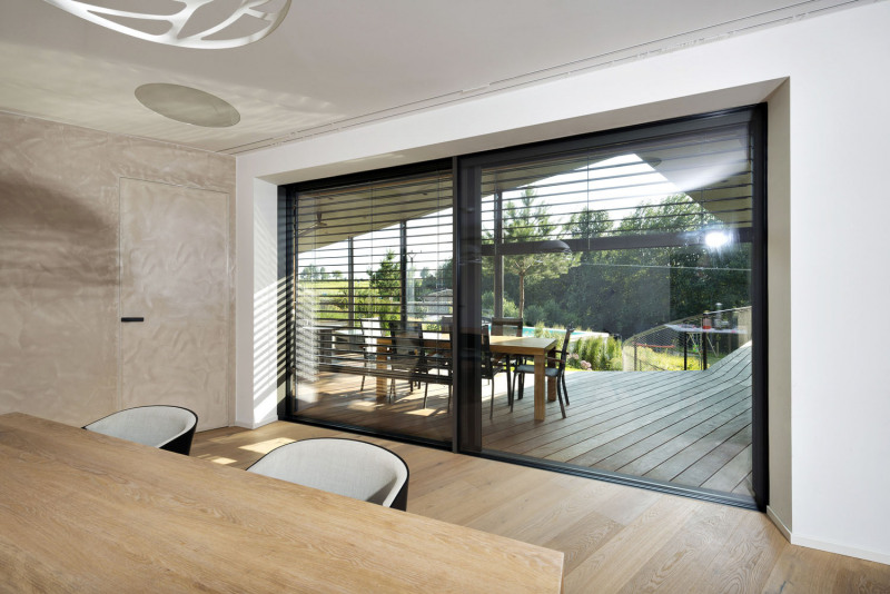 U okenních profilů byl v domě použit hliníkový systém Schüco řady AWS 90 s předsazenou montáží, jejímž autorem je firma DAFE-PLAST