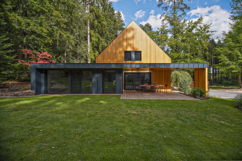 S měnícími se podmínkami pro život i práci se stále více lidí stěhuje natrvalo na své chaty a chalupy. Pokud jde o kvalitu bydlení, nejde ale o žádný krok zpátky – s pomocí šikovných architektů lze totiž i kdysi skromné nemovitosti proměnit v luxusní příbytky nabízející veškeré vymoženosti moderní doby, ovšem v náruči přírody. Je to i případ tohoto domu uprostřed lesů na východ od Prahy