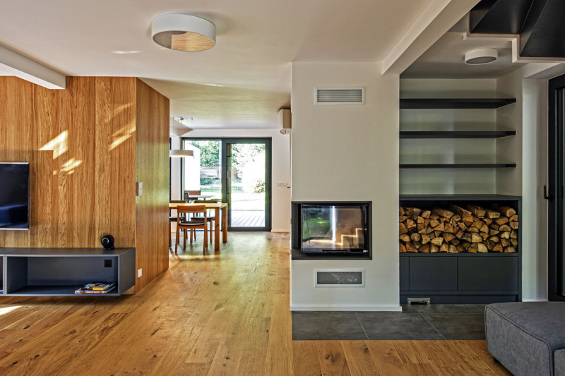 Nemít krb v rodinném domě uprostřed lesa by byl hřích. Kromě kýženého tepla vytváří i příjemnou atmosféru a pomáhá snižovat náklady na vytápění