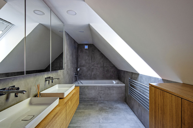 V domě je využit prostor až do posledního koutu pod střechou. Je to umožněno jak návrhem a výrobou nábytku na míru, tak i využitím střešních oken