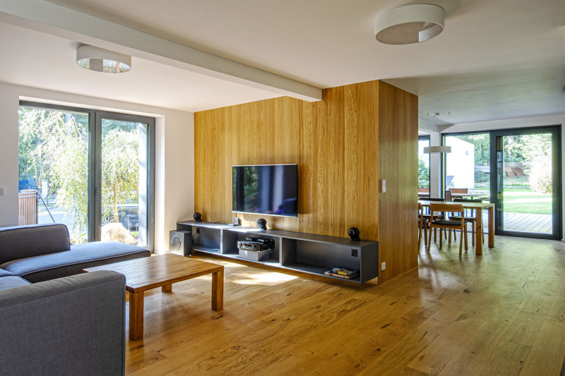 Kompletní proměnou prošel i interiér domu. Nábytek byl vyroben na zakázku na základě návrhu architektů. Dřevěné obložení přispívá k pocitu tepla a útulnosti