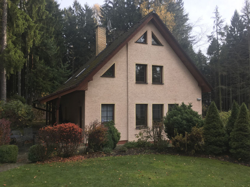 Původní stav. Dům má dvě podlaží, ale za trojúhelníkovými okny ve štítu se ukrývá ještě malý prostor pro příležitostné přespání. Tato okna byla při rekonstrukci nahrazena střešními okny