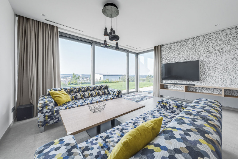 Rohové prosklení přivádí do obývacího pokoje mnohem více světla a slunce než velké „rovné“ okno a navíc dává výhledu panoramatickou dimenzi