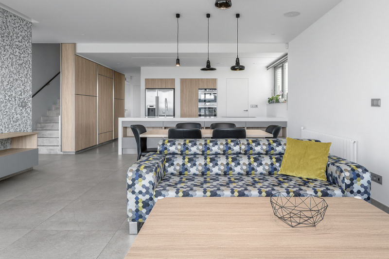 Laminovaný nábytek byl vyroben podle návrhu architektky, s výjimkou pohovky od firmy Polstrin s pestrým čalouněním s hexagonálním vzorem. Ten se také opakuje na obkladech obou koupelen