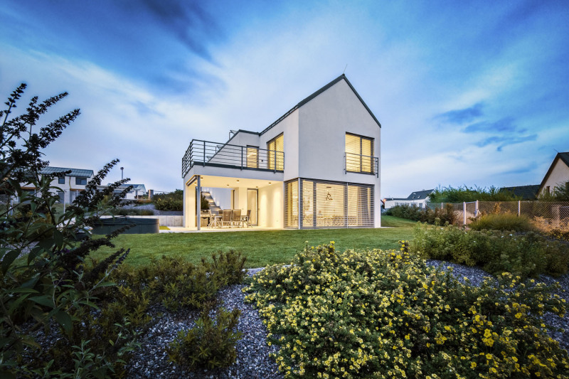 Architekturu domu pro mladou rodinu charakterizuje hmotově jednoduché řešení a nadčasový architektonický výraz: hladké omítané plochy v kombinaci s velkoplošným zasklením bez dalšího členění