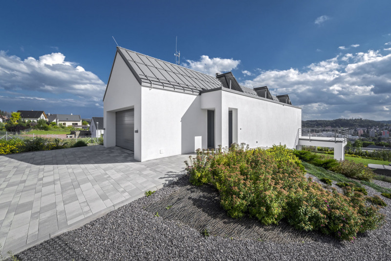 Příjezd do garáže ve druhém podlaží domu vede z ulice nad pozemkem